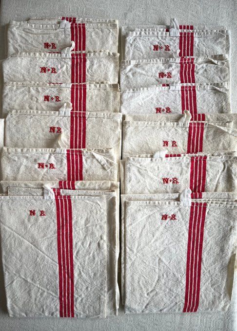 Lot de 12 torchons anciens brodés à bandes rouges, monogrammés initiales NR