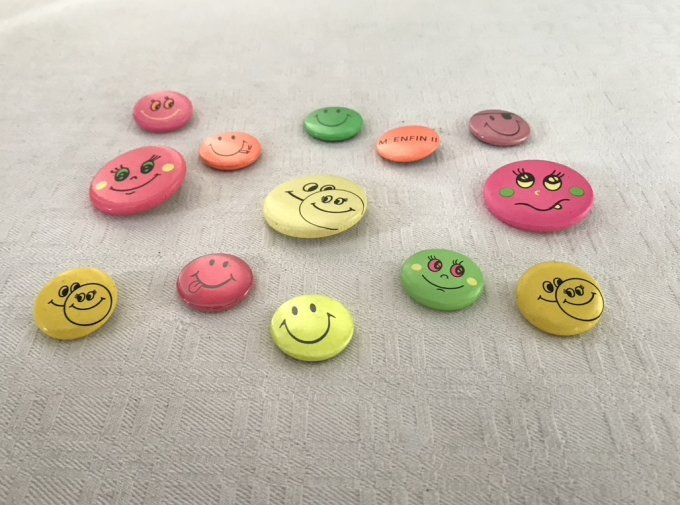 Lot de 13 badges smiley vintage