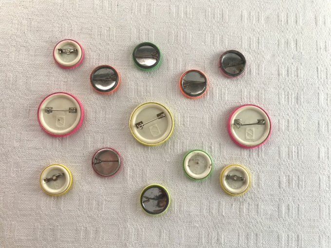 Lot de 13 badges smiley vintage