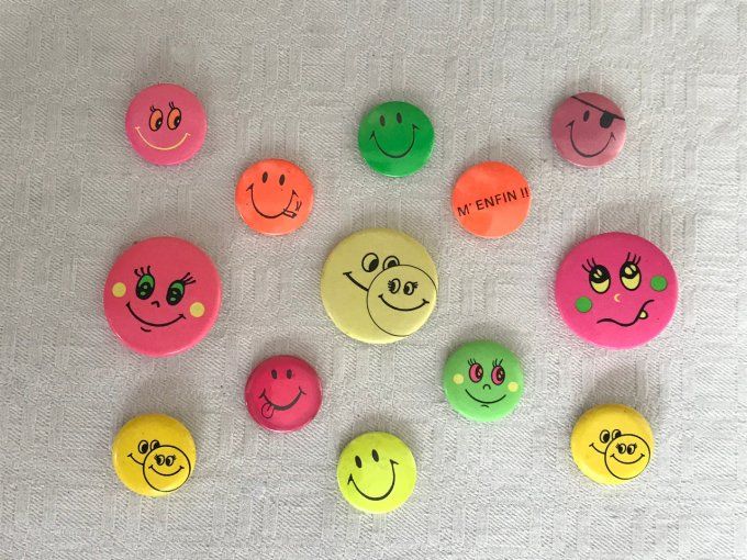 Lot de 13 badges smiley vintage