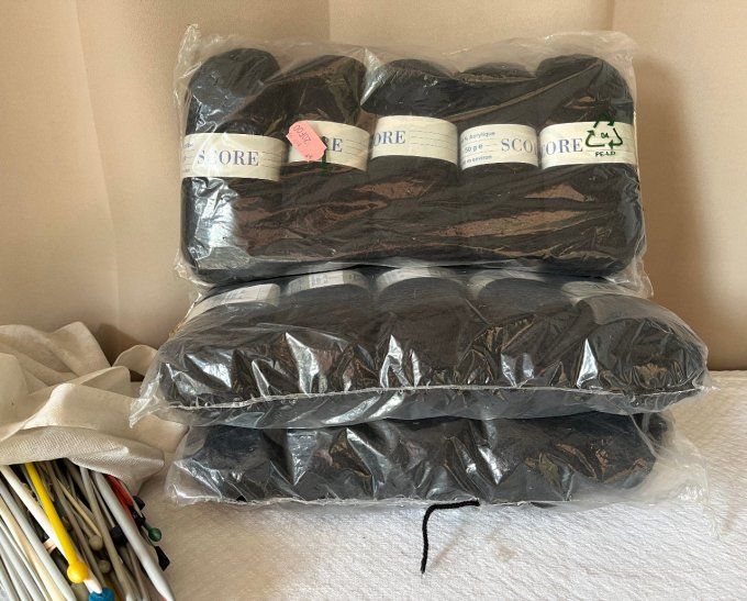 Lot de 15 pelotes de laine noire SCORE - 100% Acrylique extra doux - Neuves
