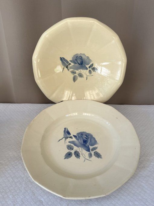 Lot de 2 plats Digoin Sarreguemines, modèle Rose bleue