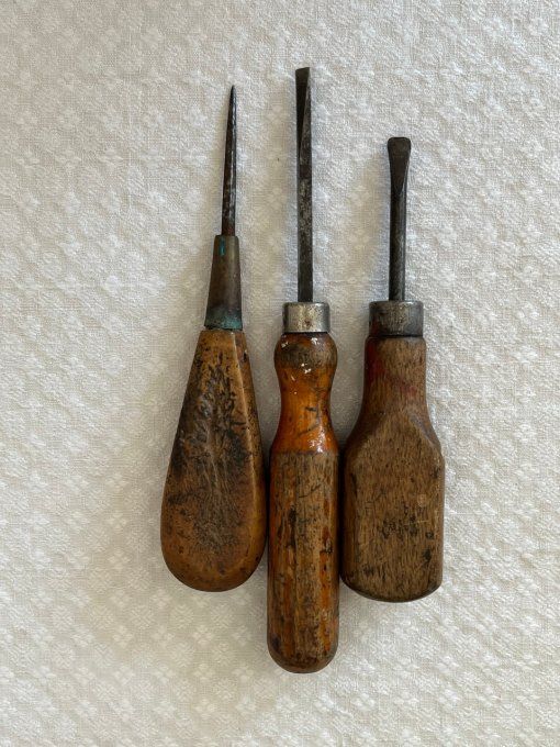 Lot de 3 outils à main anciens en bois et acier, tournevis et poinçon.