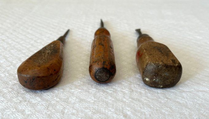 Lot de 3 outils à main anciens en bois et acier, tournevis et poinçon.