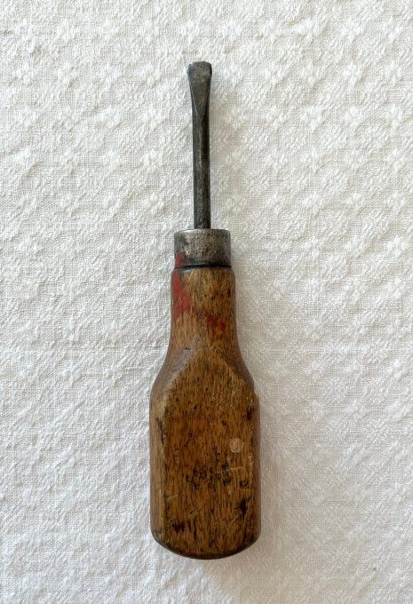 Lot de 3 outils à main anciens en bois et acier, tournevis et poinçon.