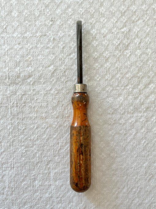 Lot de 3 outils à main anciens en bois et acier, tournevis et poinçon.
