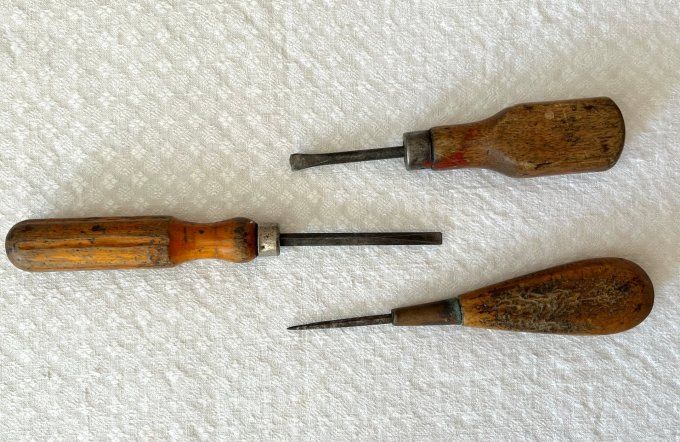 Lot de 3 outils à main anciens en bois et acier, tournevis et poinçon.