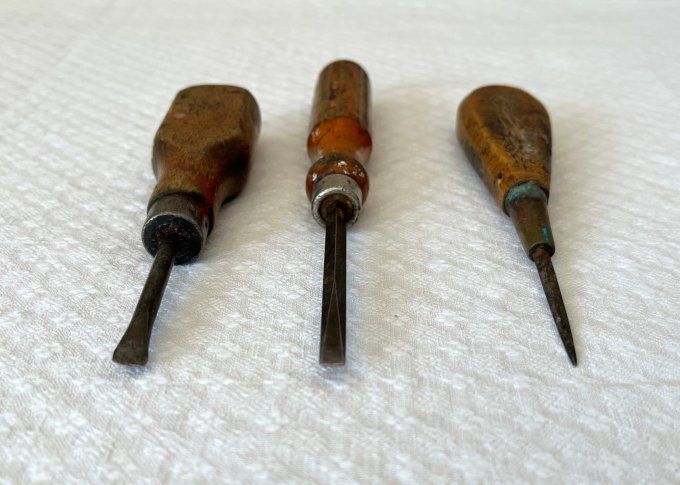 Lot de 3 outils à main anciens en bois et acier, tournevis et poinçon.