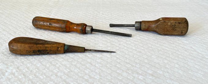 Lot de 3 outils à main anciens en bois et acier, tournevis et poinçon.