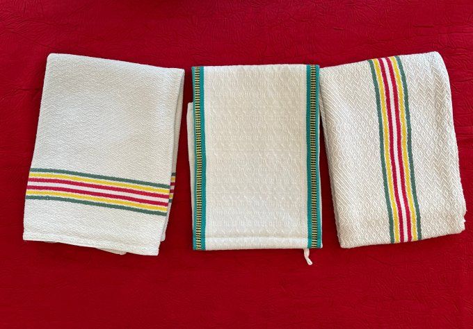 Lot de 3 torchons anciens en coton ou métis de belle qualité à rayures colorées.