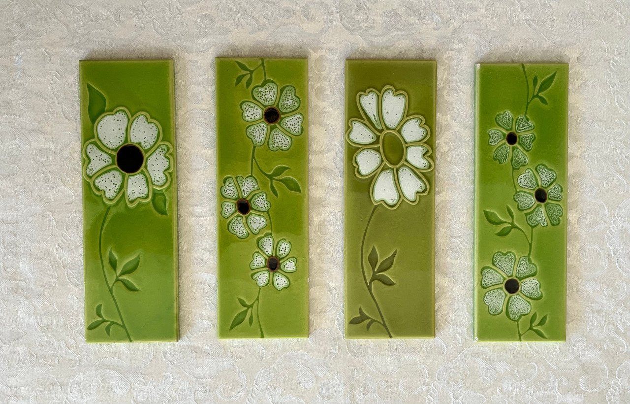 Lot de 4 carreaux de faïence vintage Facoba France, carrelage vert à décor floral