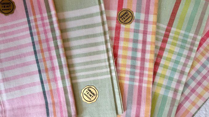 Lot de 5 serviettes de table vintage à rayures colorées comprenant 3 déclinaisons en rose et 2 en ve