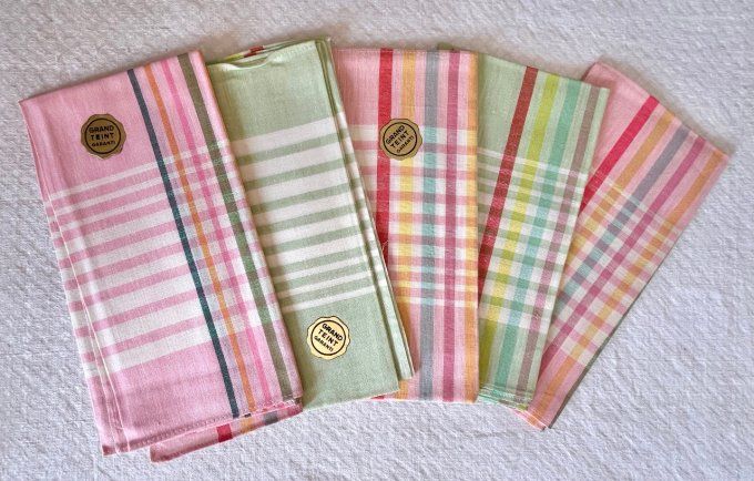 Lot de 5 serviettes de table vintage à rayures colorées comprenant 3 déclinaisons en rose et 2 en ve