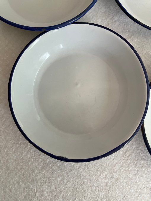 Lot de 6 assiettes creuses anciennes en métal émaillé blanc liseré bleu marine