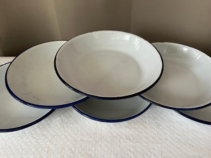 Lot de 6 assiettes creuses anciennes en métal émaillé blanc liseré bleu marine