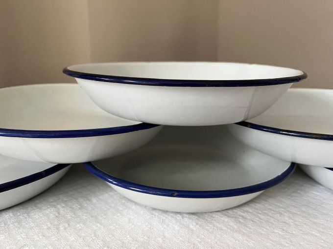 Lot de 6 assiettes creuses anciennes en métal émaillé blanc liseré bleu marine