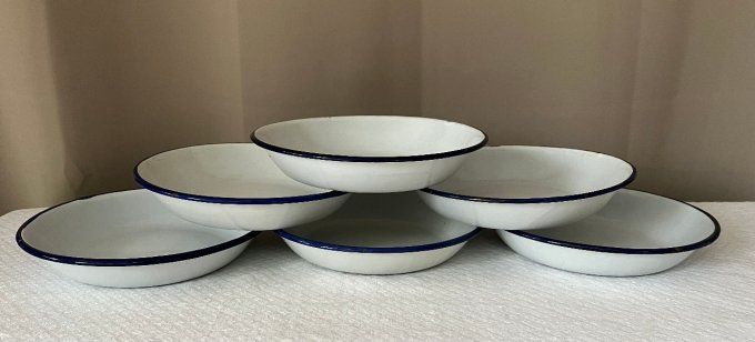 Lot de 6 assiettes creuses anciennes en métal émaillé blanc liseré bleu marine