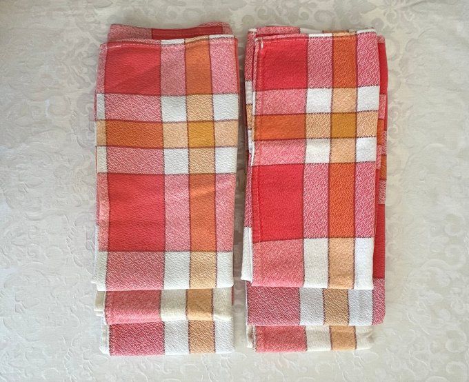 Lot de 6 serviettes de table vintage en tissu à carreaux orange et rouge.
