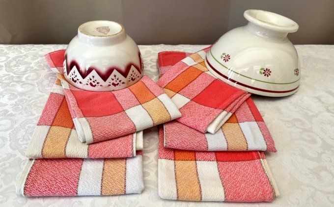 Lot de 6 serviettes de table vintage en tissu à carreaux orange et rouge.