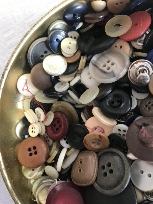 Lot de boutons vintage avec la boite métal
