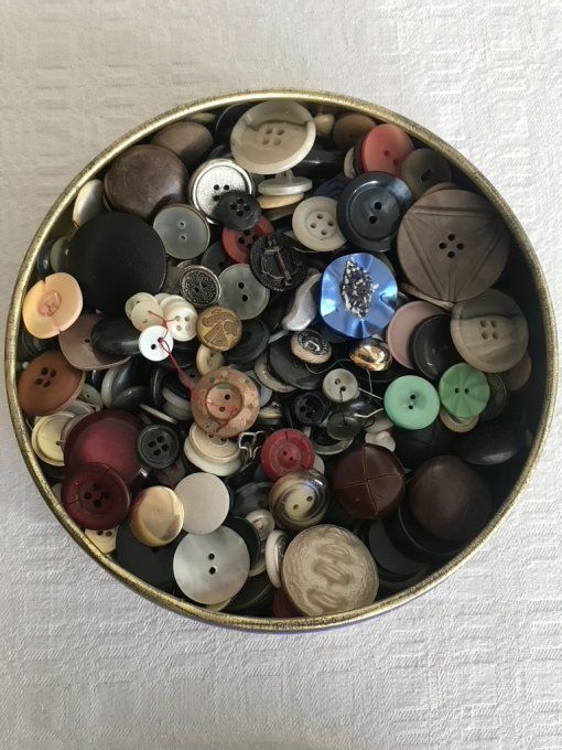 Lot de boutons vintage avec la boite métal