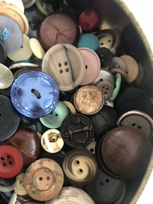 Lot de boutons vintage avec la boite métal