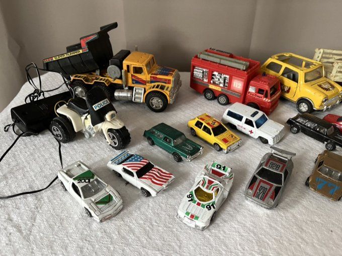 Lot de voitures miniatures, camions, .... Vintage
