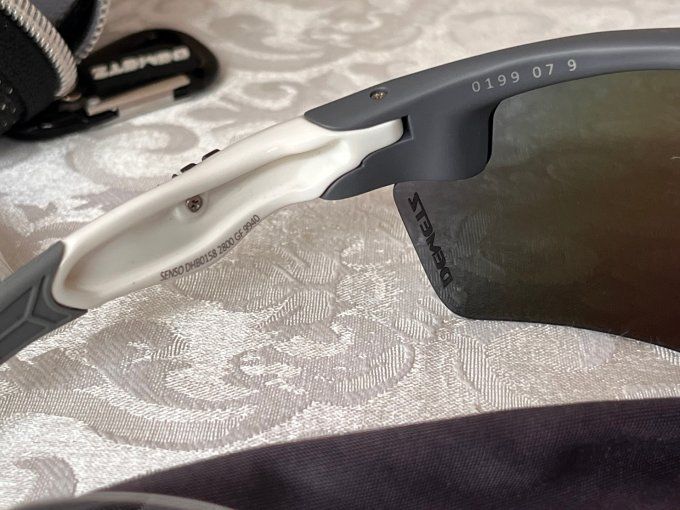 Lunettes de soleil sport Demetz Senso gris bleu avec verres interchangeables.