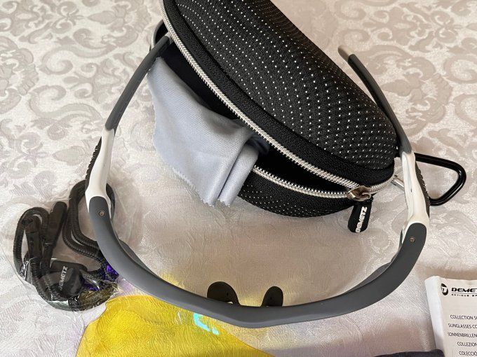 Lunettes de soleil sport Demetz Senso gris bleu avec verres interchangeables.