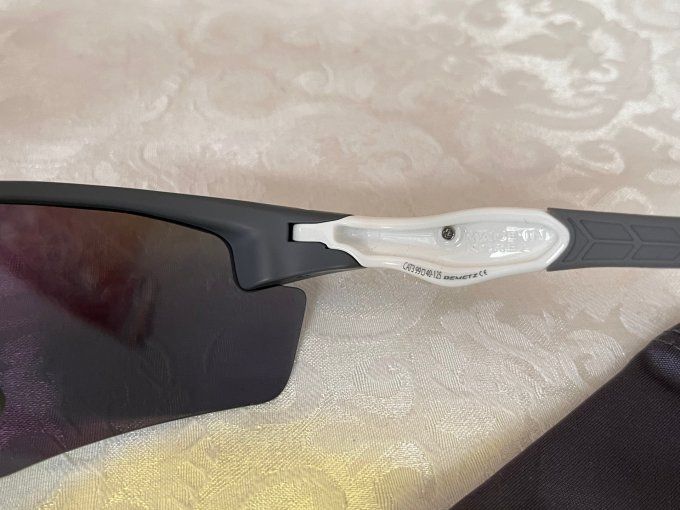 Lunettes de soleil sport Demetz Senso gris bleu avec verres interchangeables.