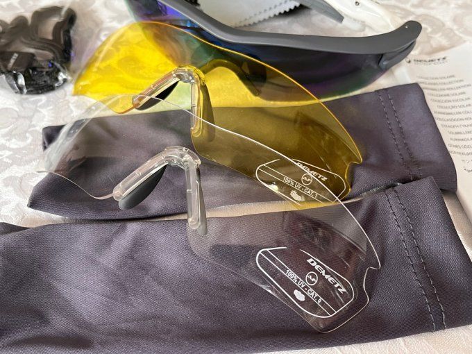 Lunettes de soleil sport Demetz Senso gris bleu avec verres interchangeables.