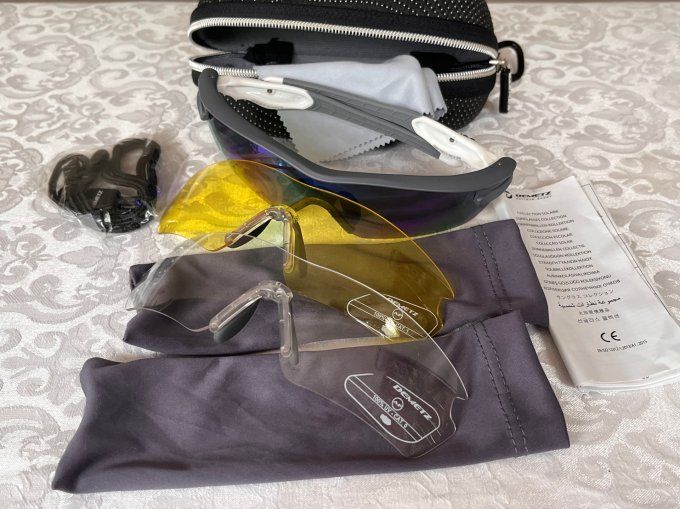 Lunettes de soleil sport Demetz Senso gris bleu avec verres interchangeables.