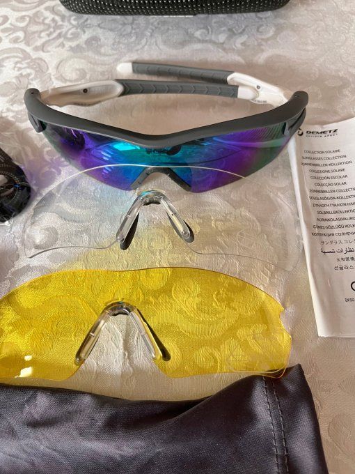 Lunettes de soleil sport Demetz Senso gris bleu avec verres interchangeables.