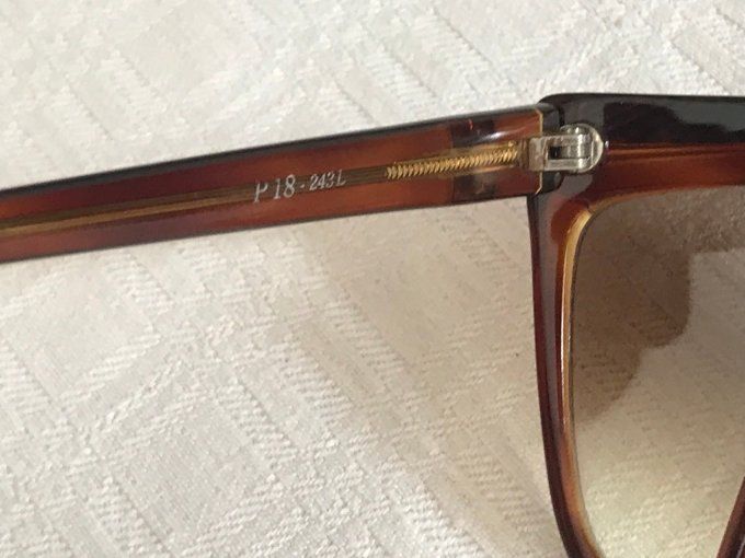 Lunettes de soleil vintage de chez Laura Biagiotti, Italie
