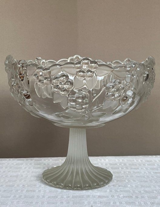 Magnifique coupe à fruits, compotier en cristal orné de fleurs en relief