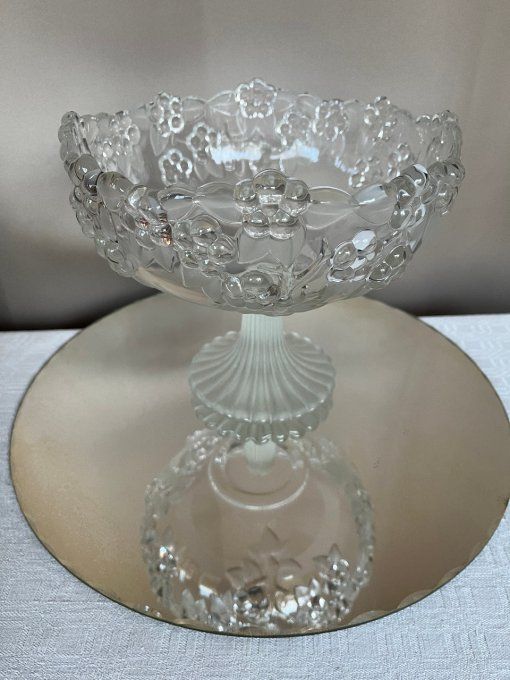 Magnifique coupe à fruits, compotier en cristal orné de fleurs en relief