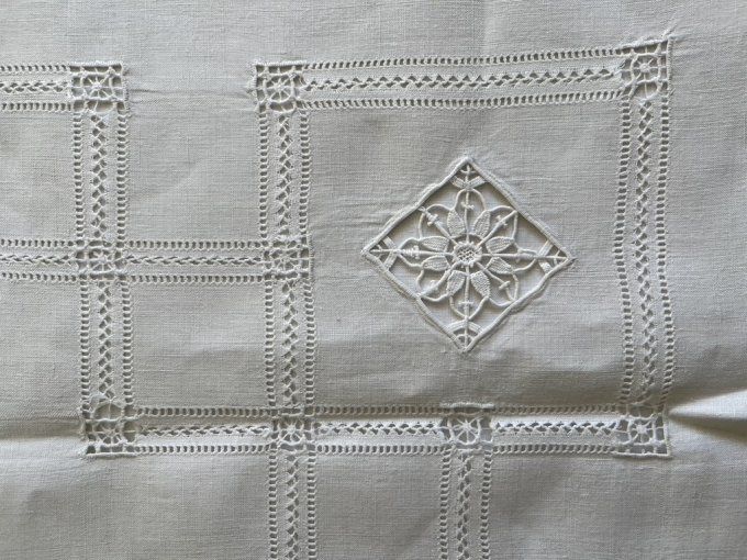 Magnifique drap ancien XL en lin, grand revers avec broderies, monogramme CM