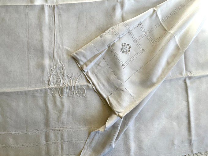 Magnifique drap ancien XL en lin, grand revers avec broderies, monogramme CM