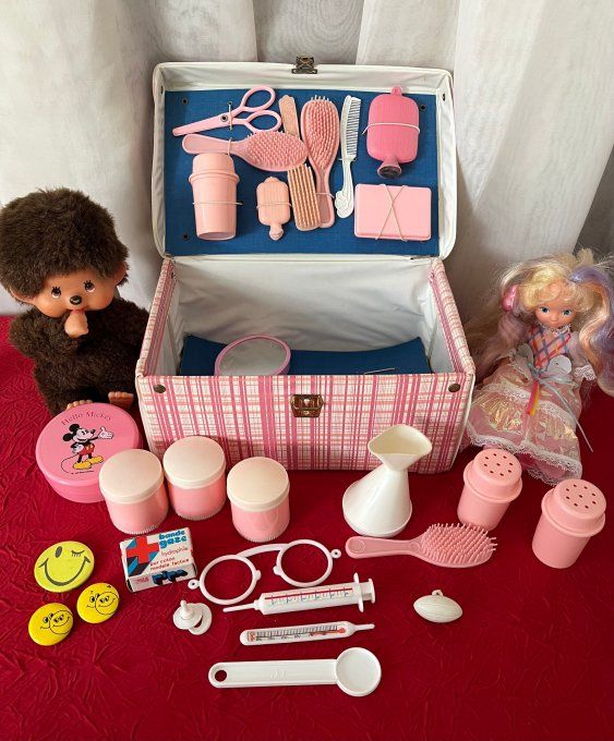 Mallette vintage complète pour poupée – Accessoires nurserie & coiffure années 60/70