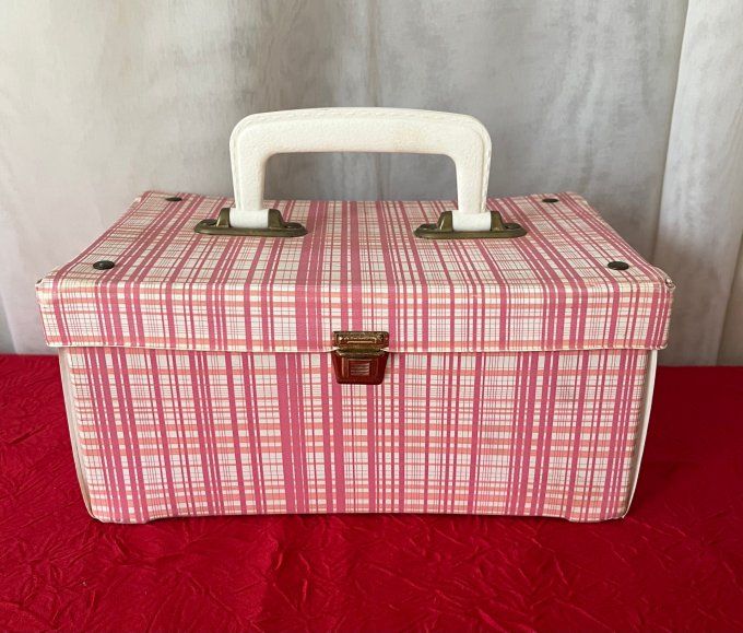 Mallette vintage complète pour poupée – Accessoires nurserie & coiffure années 60/70