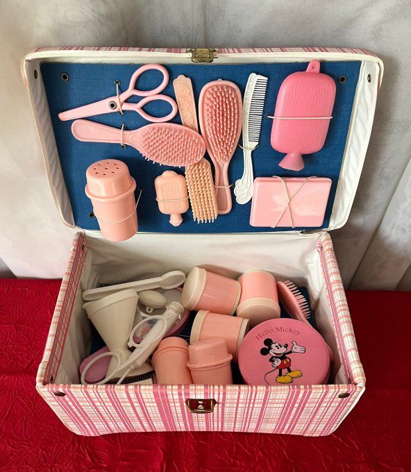Mallette vintage complète pour poupée – Accessoires nurserie & coiffure années 60/70