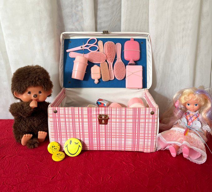 Mallette vintage complète pour poupée – Accessoires nurserie & coiffure années 60/70