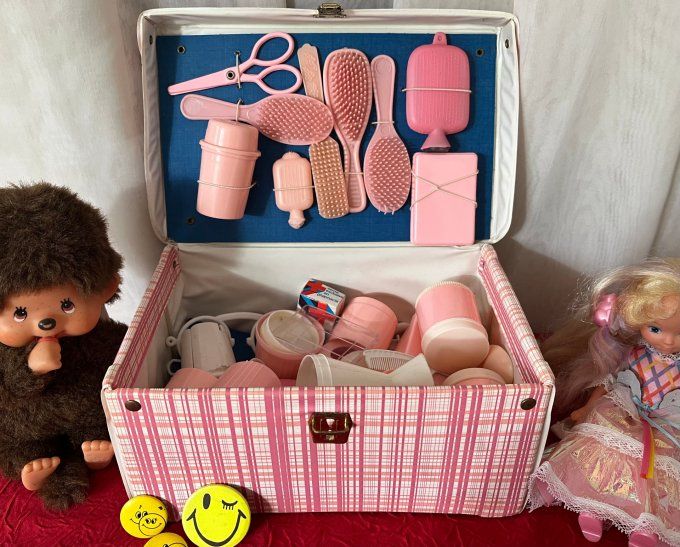 Mallette vintage complète pour poupée – Accessoires nurserie & coiffure années 60/70