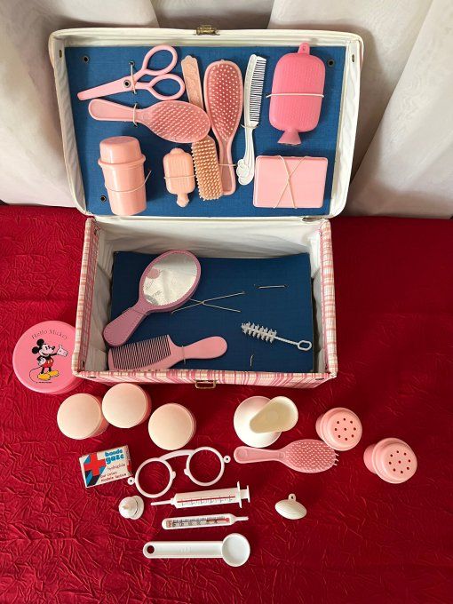 Mallette vintage complète pour poupée – Accessoires nurserie & coiffure années 60/70