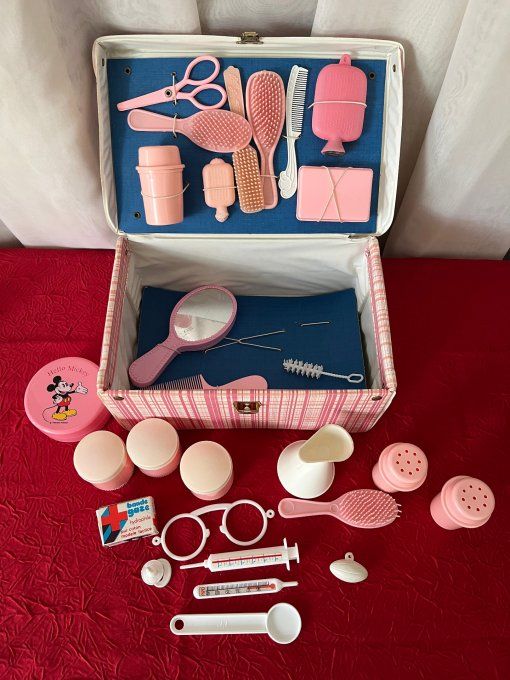 Mallette vintage complète pour poupée – Accessoires nurserie & coiffure années 60/70