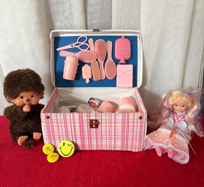 Mallette vintage complète pour poupée – Accessoires nurserie & coiffure années 60/70
