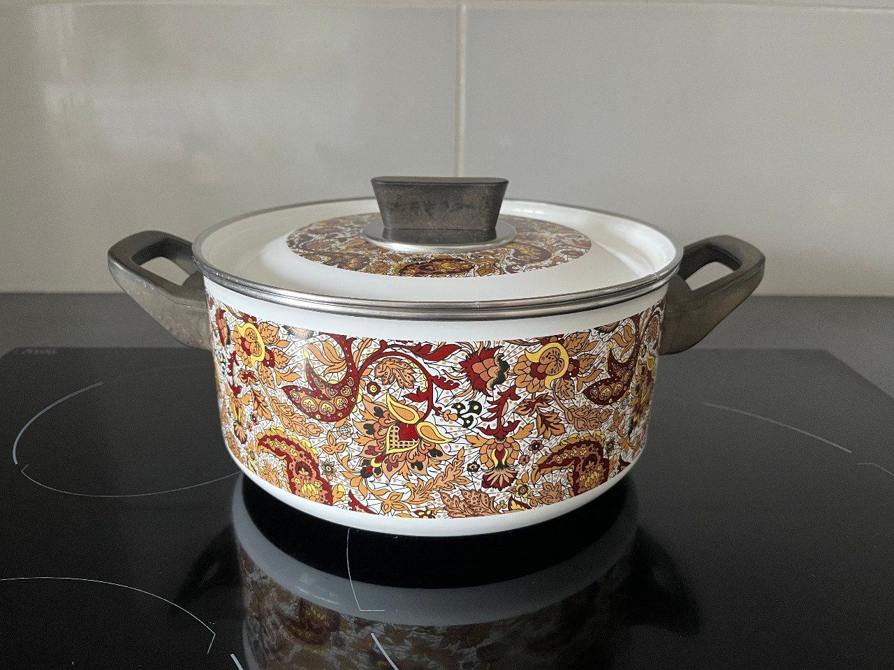 Marmite émaillée avec son couvercle, décor floral marron, vintage