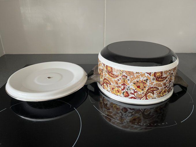 Marmite émaillée avec son couvercle, décor floral marron, vintage