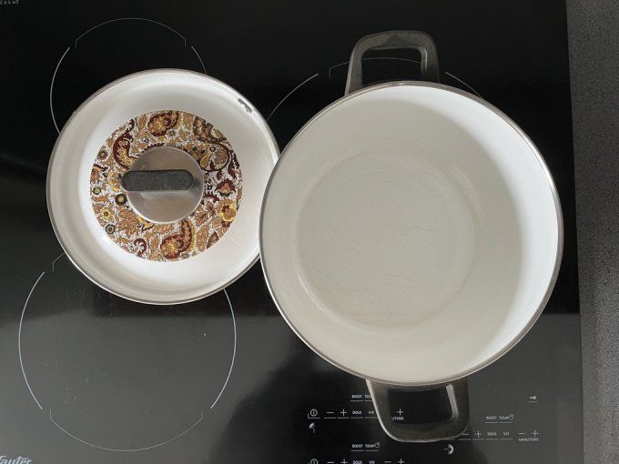 Marmite émaillée avec son couvercle, décor floral marron, vintage
