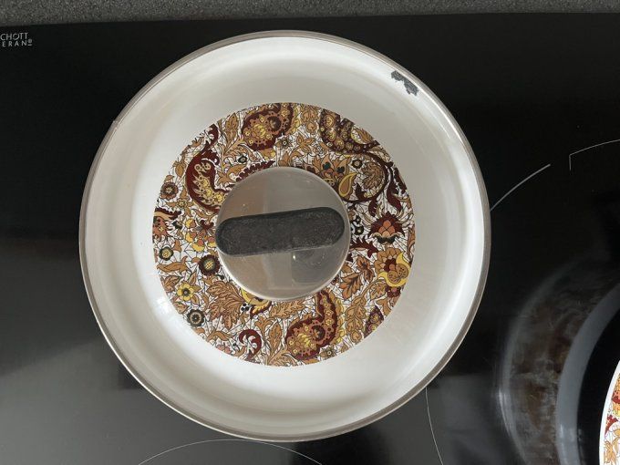 Marmite émaillée avec son couvercle, décor floral marron, vintage